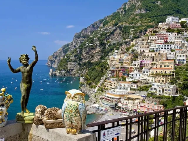 Positano sulla Costiera Amalfitana vista dall'alto, con le case colorate sul mare