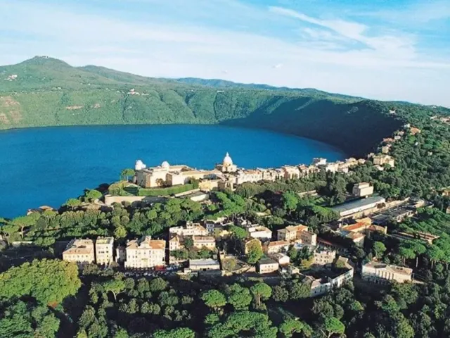 Castel Gandolfo affacciato sul Lago Albano, ai Castelli Romani, visto dall'alto